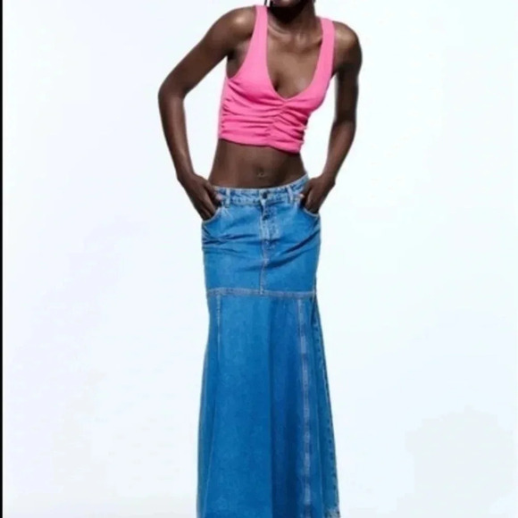 New Front Ruched Cropped Top - Picture 2 of 5